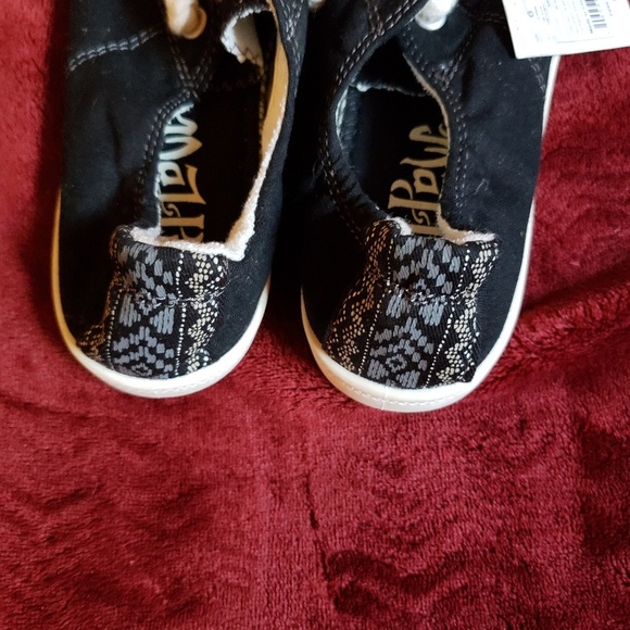 black sneakers,size 6 - Picture 3 of 4